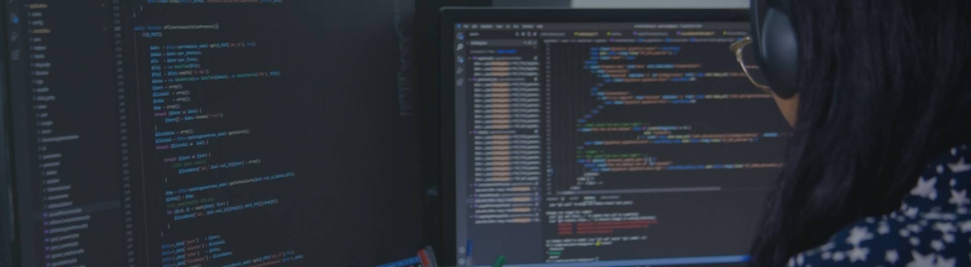  Une femme en train de faire du développement avec un écran affichant les codes source.
